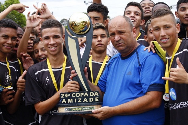 Igor, capitão do Karanba, recebe o troféu da Copa da Amizade Infantil. Foto: Gabriel Farias.